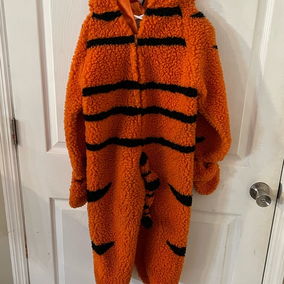 Disney Store Tigger Halloween Costume..Adorable! Size 4/6! Cute and Comfy! - Picture 4 of 15